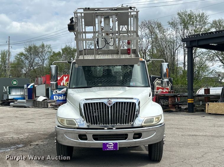 image for item FC5232 2006 International 4300 bucket truck