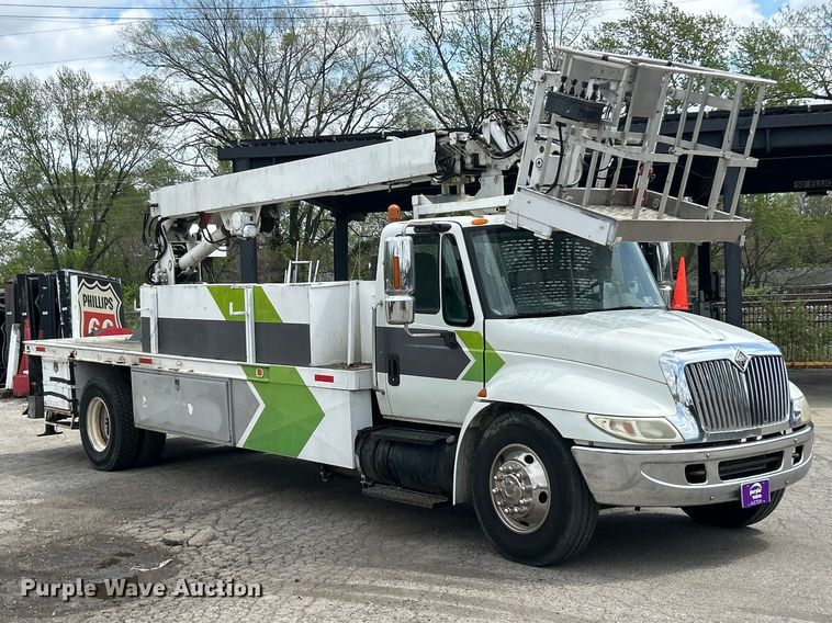 image for item FC5232 2006 International 4300 bucket truck