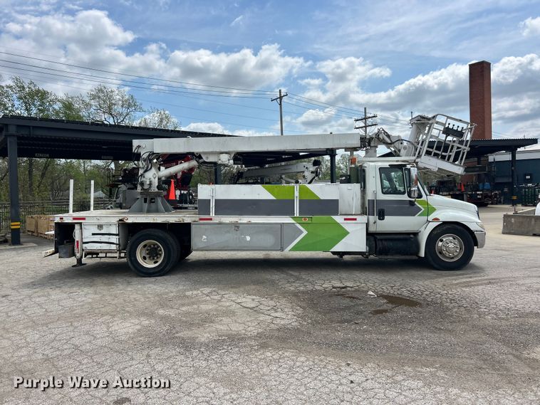 image for item FC5232 2006 International 4300 bucket truck