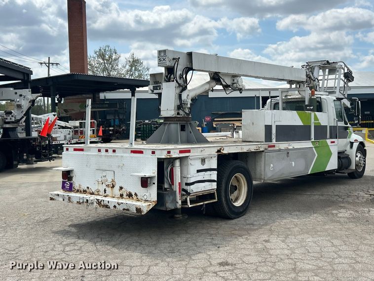 image for item FC5232 2006 International 4300 bucket truck