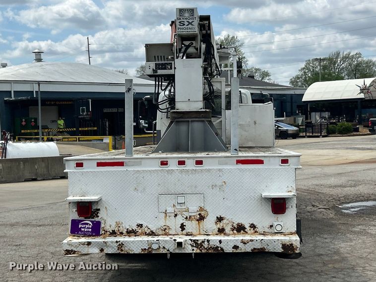 image for item FC5232 2006 International 4300 bucket truck