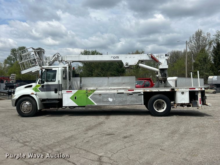 image for item FC5232 2006 International 4300 bucket truck
