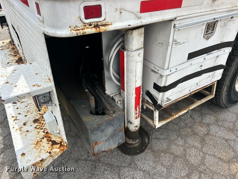 image for item FC5232 2006 International 4300 bucket truck