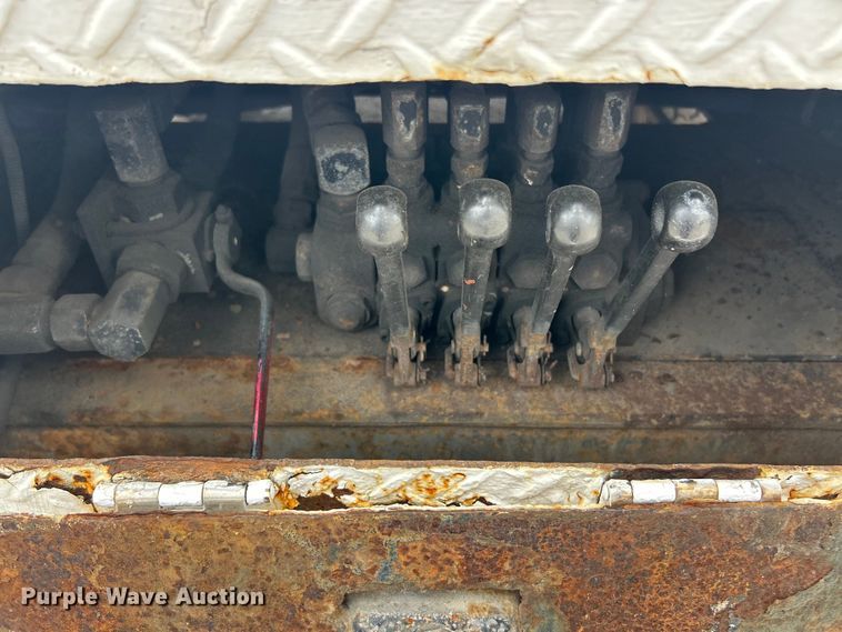 image for item FC5232 2006 International 4300 bucket truck