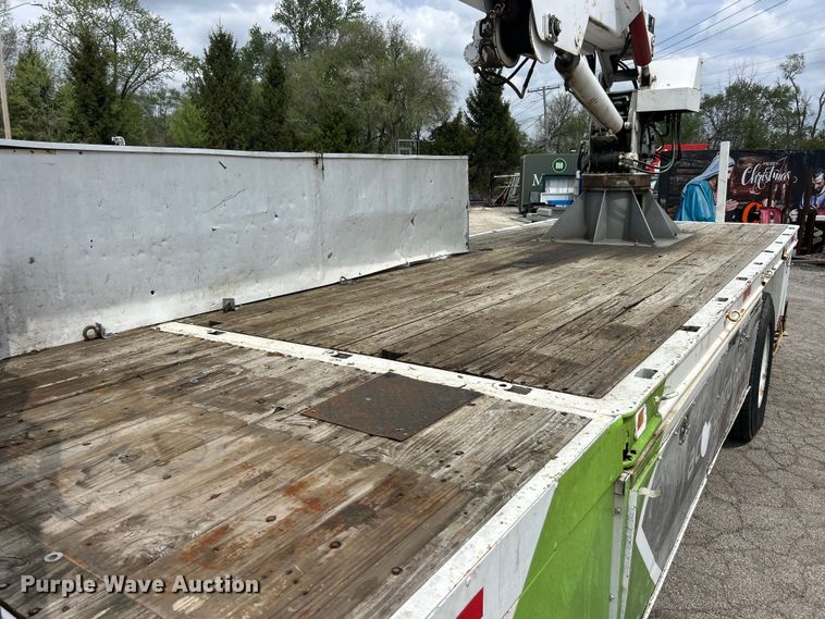 image for item FC5232 2006 International 4300 bucket truck