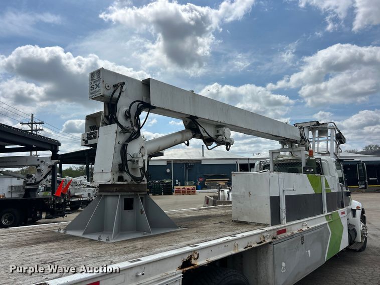 image for item FC5232 2006 International 4300 bucket truck