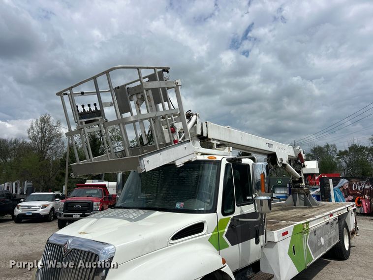 image for item FC5232 2006 International 4300 bucket truck