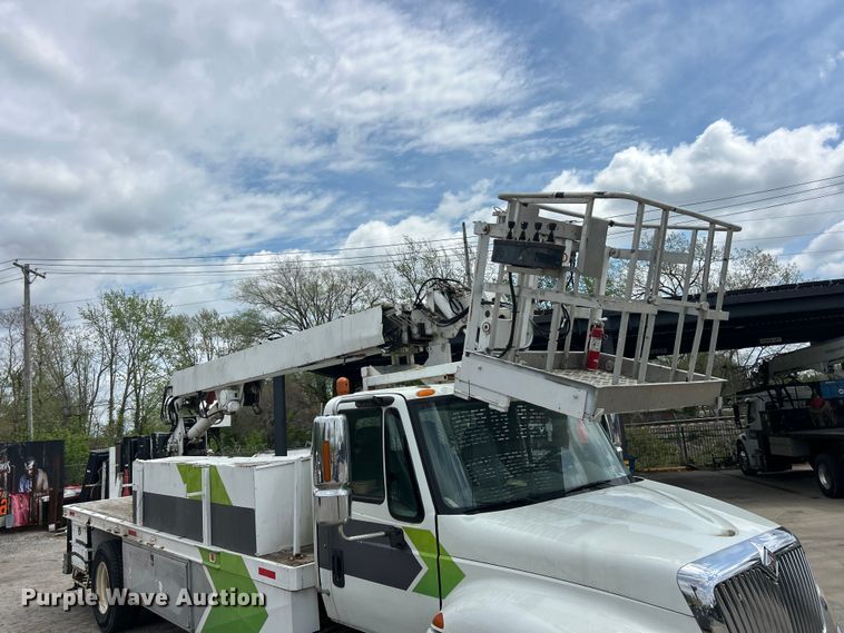 image for item FC5232 2006 International 4300 bucket truck