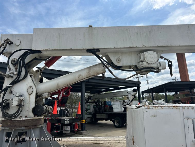 image for item FC5232 2006 International 4300 bucket truck