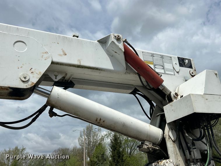 image for item FC5232 2006 International 4300 bucket truck