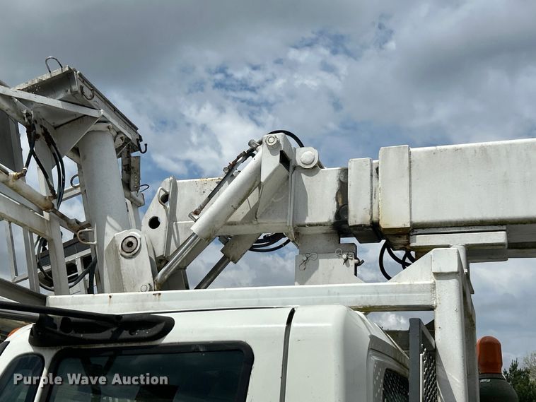 image for item FC5232 2006 International 4300 bucket truck
