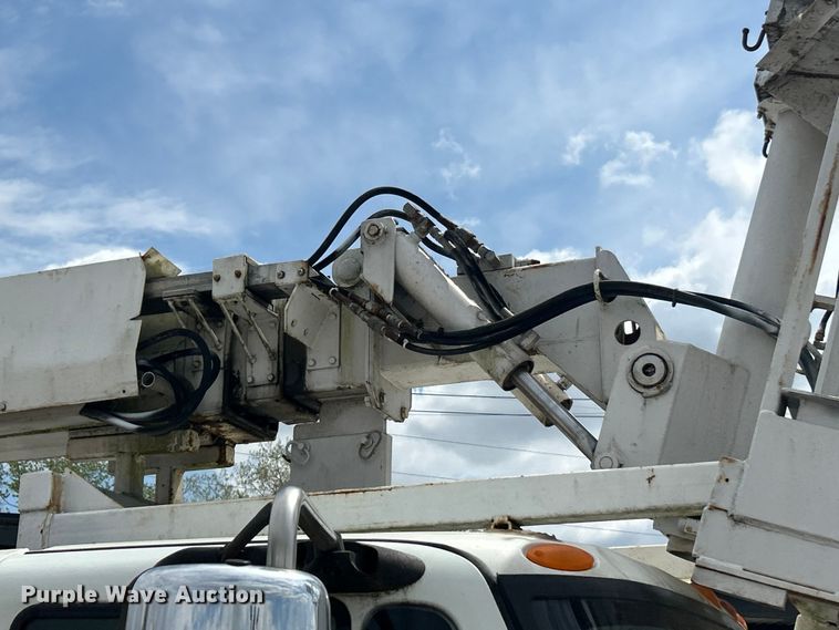 image for item FC5232 2006 International 4300 bucket truck