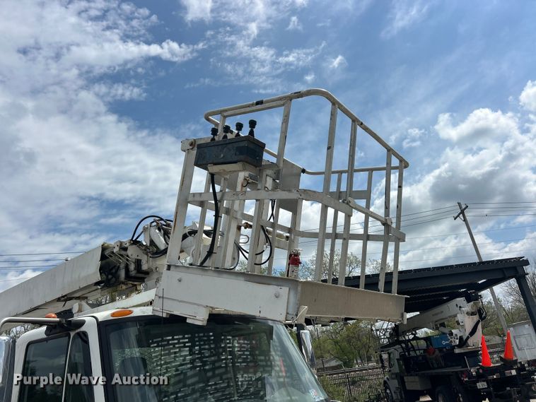 image for item FC5232 2006 International 4300 bucket truck