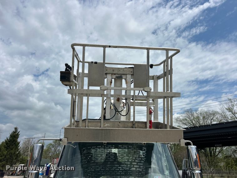 image for item FC5232 2006 International 4300 bucket truck