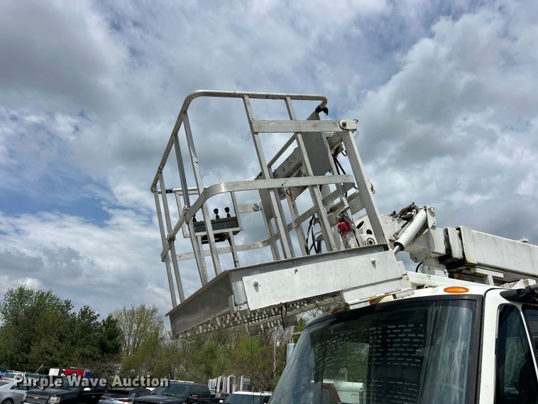 image for item FC5232 2006 International 4300 bucket truck