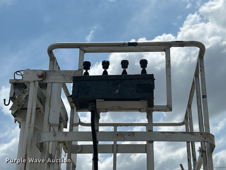 image for item FC5232 2006 International 4300 bucket truck