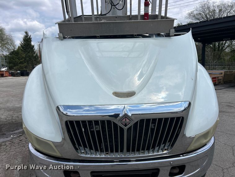 image for item FC5232 2006 International 4300 bucket truck