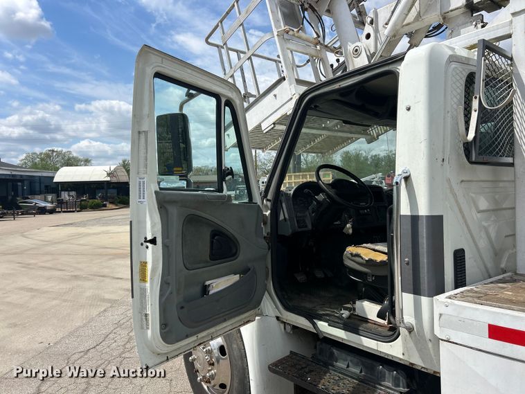 image for item FC5232 2006 International 4300 bucket truck