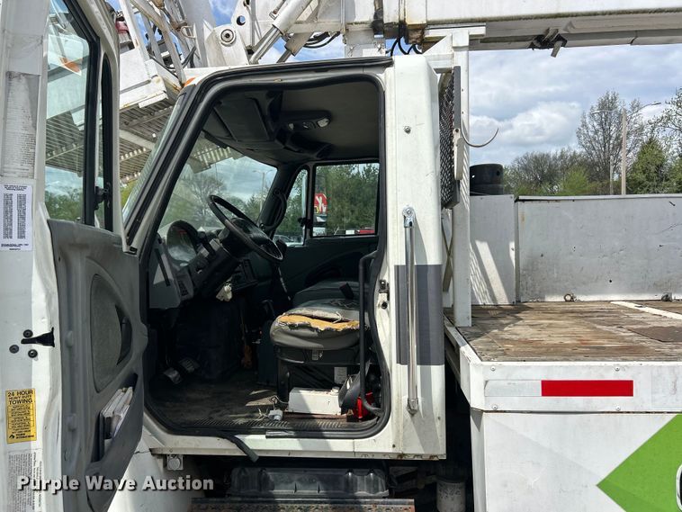 image for item FC5232 2006 International 4300 bucket truck