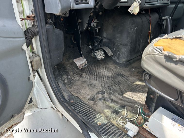 image for item FC5232 2006 International 4300 bucket truck