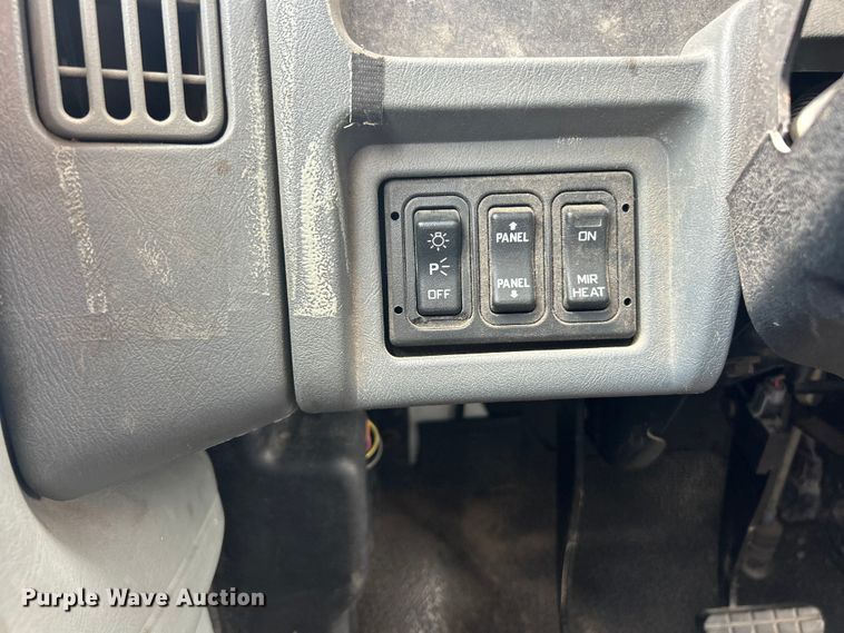 image for item FC5232 2006 International 4300 bucket truck