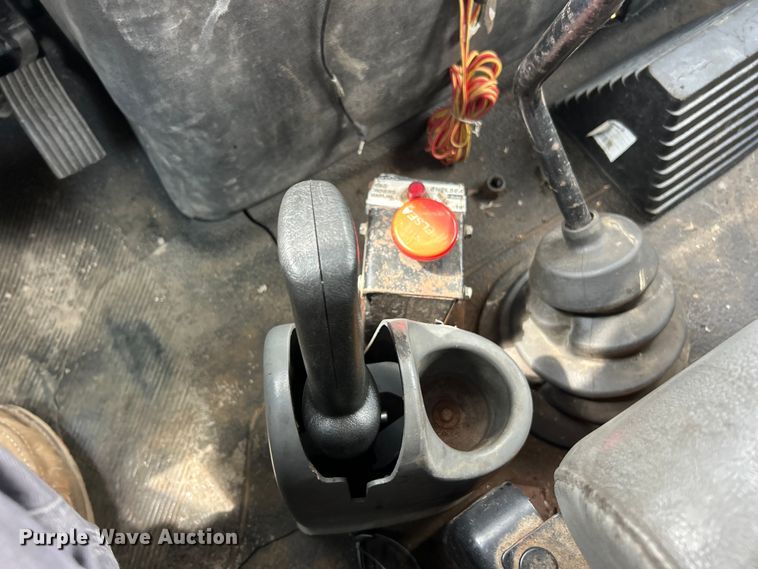 image for item FC5232 2006 International 4300 bucket truck