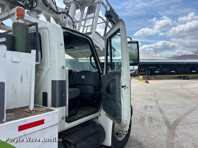 image for item FC5232 2006 International 4300 bucket truck