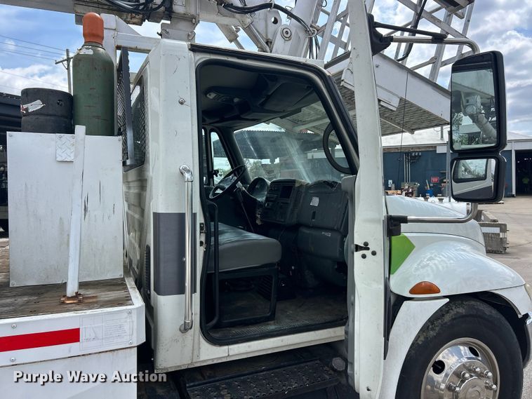 image for item FC5232 2006 International 4300 bucket truck