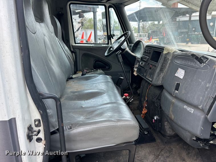 image for item FC5232 2006 International 4300 bucket truck