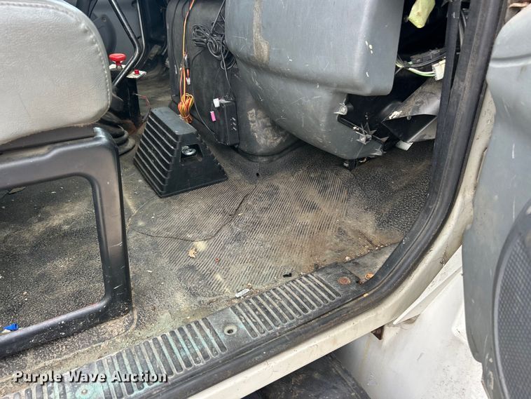 image for item FC5232 2006 International 4300 bucket truck