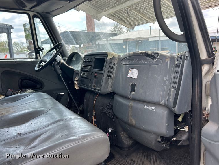 image for item FC5232 2006 International 4300 bucket truck