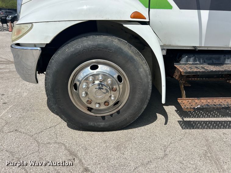 image for item FC5232 2006 International 4300 bucket truck