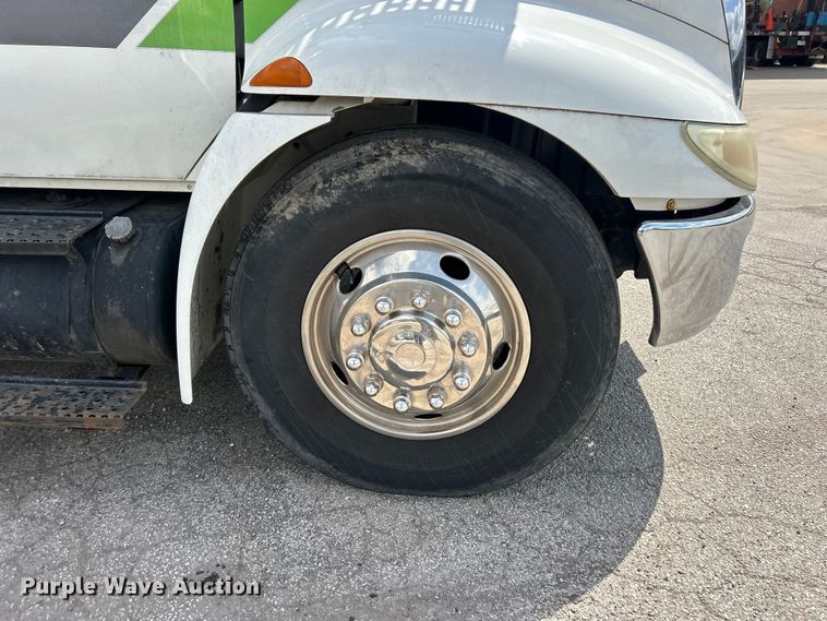 image for item FC5232 2006 International 4300 bucket truck