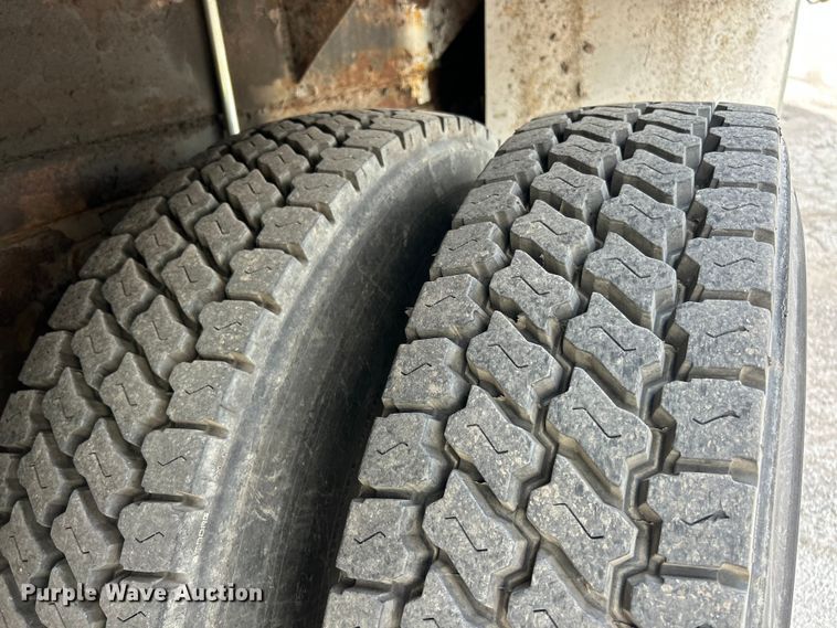 image for item FC5232 2006 International 4300 bucket truck