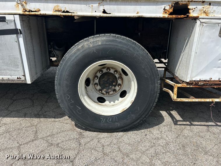 image for item FC5232 2006 International 4300 bucket truck