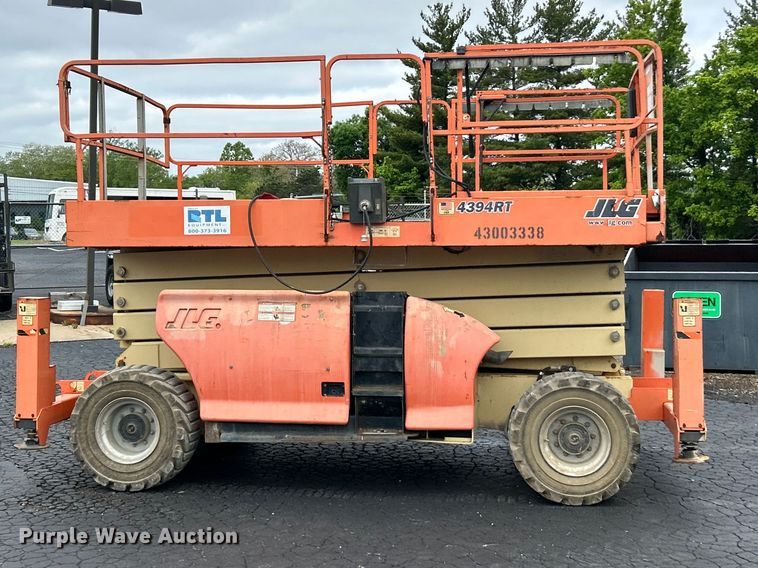 image for item FC5462 2011 JLG 4394RT scissor lift