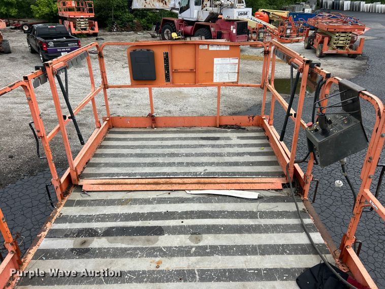 image for item FC5462 2011 JLG 4394RT scissor lift