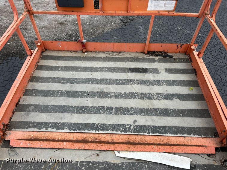 image for item FC5462 2011 JLG 4394RT scissor lift