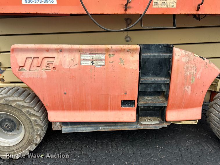 image for item FC5462 2011 JLG 4394RT scissor lift