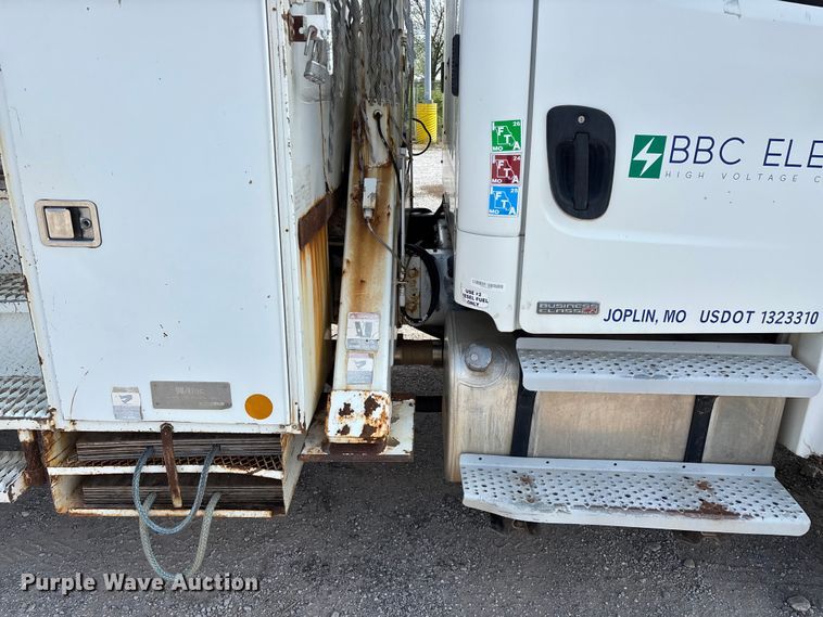 image for item FG0243 2004 Freightliner Business Class M2 digger derrick truck