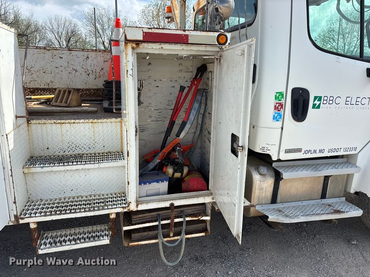 image for item FG0243 2004 Freightliner Business Class M2 digger derrick truck