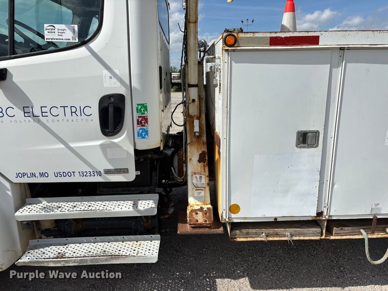 image for item FG0243 2004 Freightliner Business Class M2 digger derrick truck