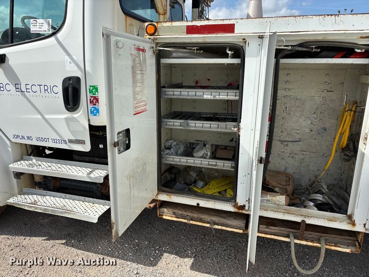 image for item FG0243 2004 Freightliner Business Class M2 digger derrick truck