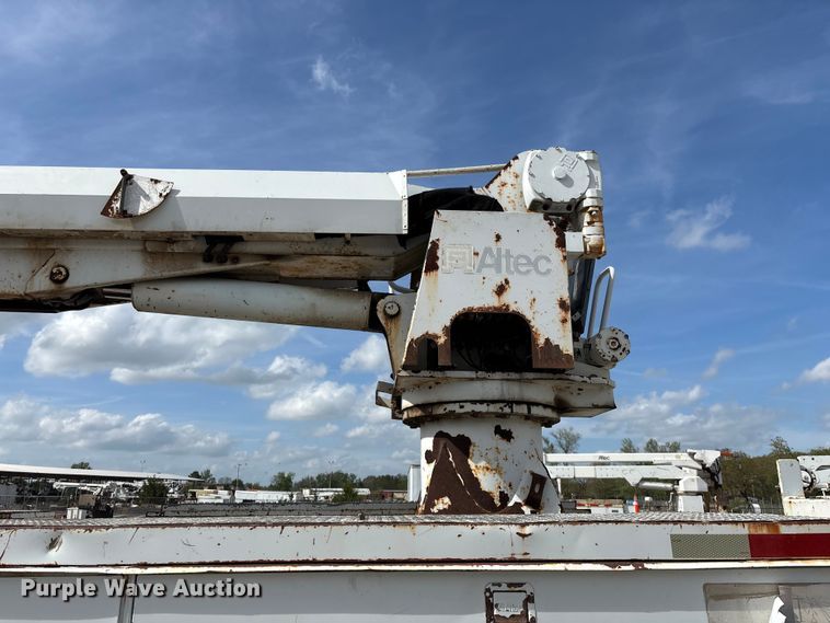 image for item FG0243 2004 Freightliner Business Class M2 digger derrick truck