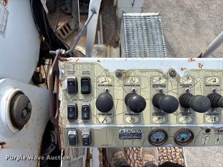 image for item FG0243 2004 Freightliner Business Class M2 digger derrick truck