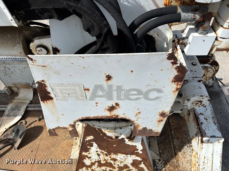 image for item FG0243 2004 Freightliner Business Class M2 digger derrick truck