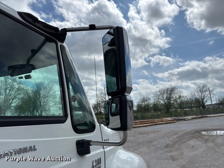 image for item FG0244 2007 International 4300 utility / service truck