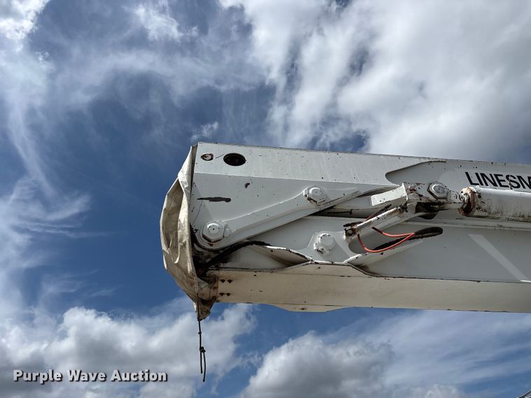 image for item FG0245 2004 Sterling L8500 Series bucket truck