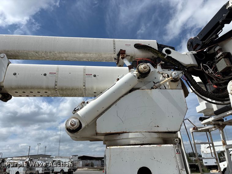 image for item FG0245 2004 Sterling L8500 Series bucket truck