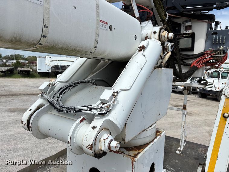 image for item FG0245 2004 Sterling L8500 Series bucket truck